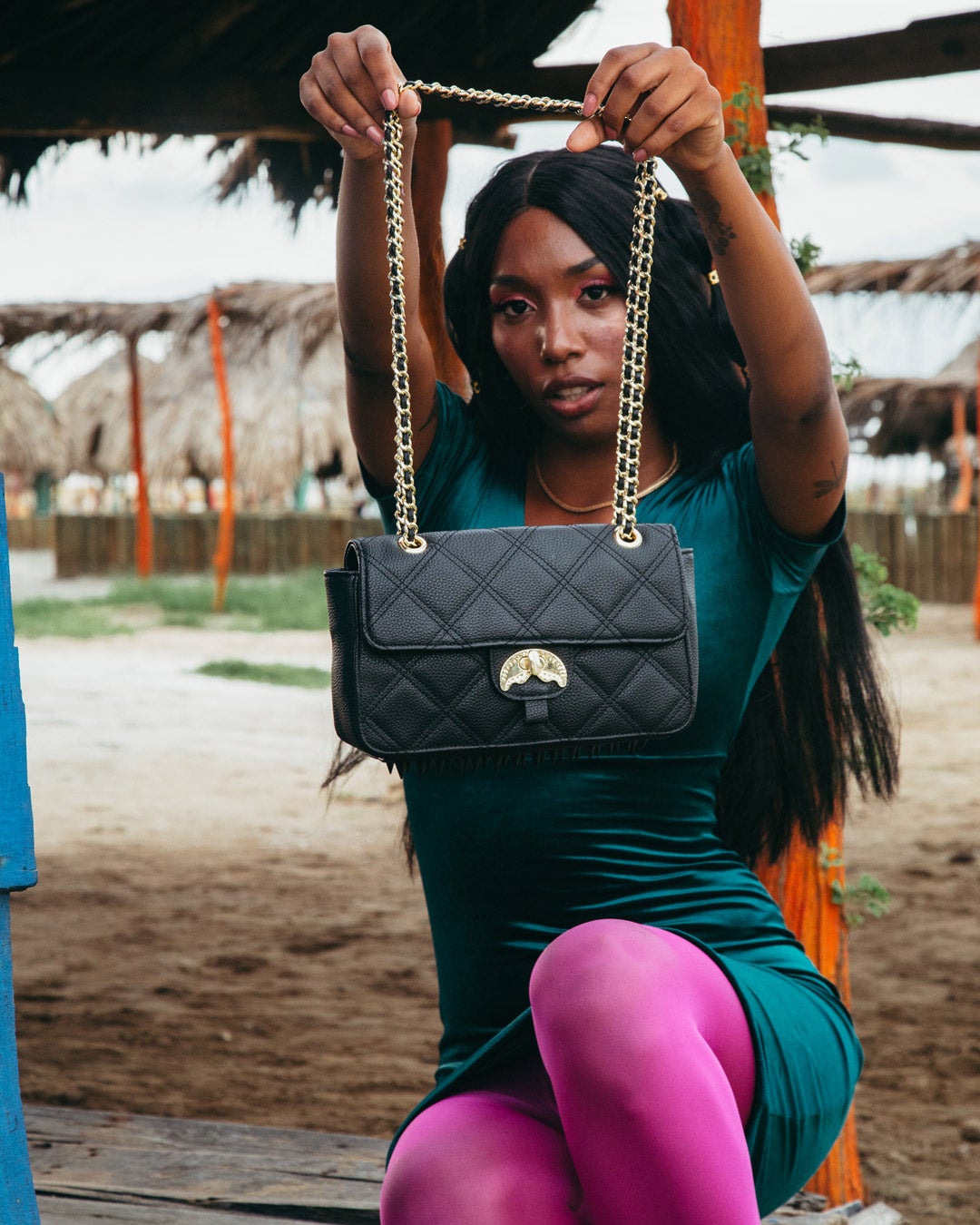 NOIR QUILT GOLD CHAIN SHARK HANDBAG