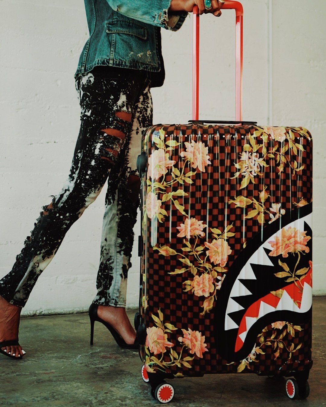 SHARKFLOWER 29.5” FULL-SIZE SHARKNAUTICS LUGGAGE